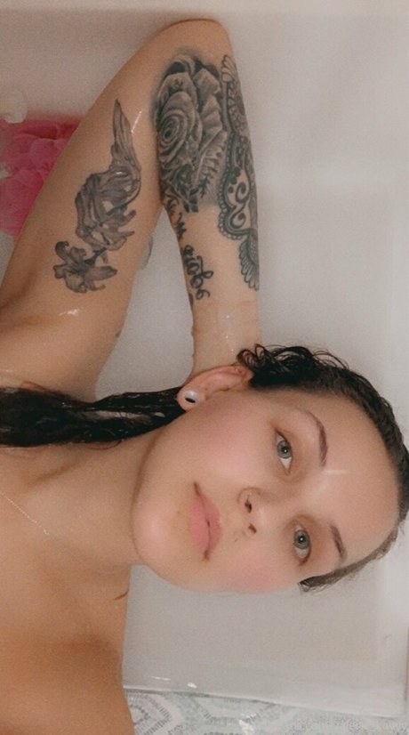 eeekerie model pretty picture