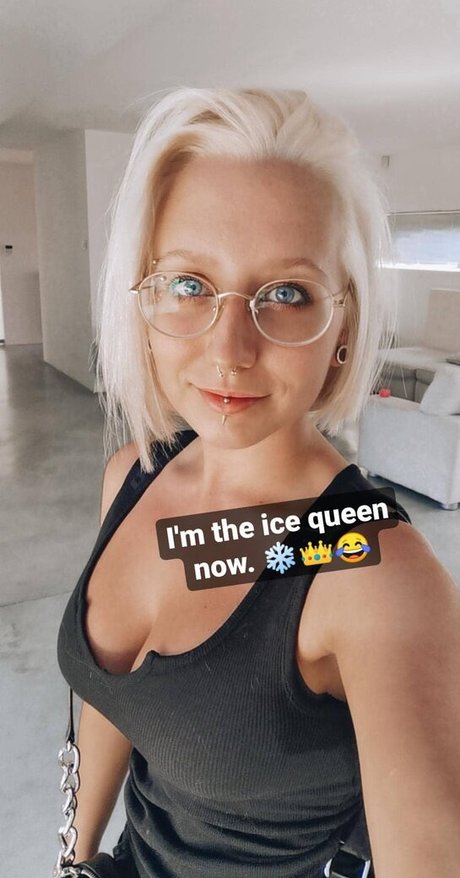 Methvespertine model hot images