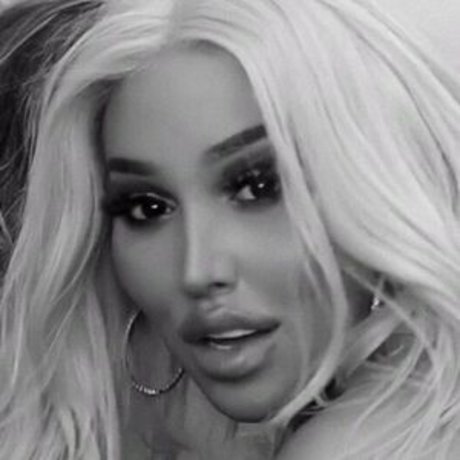 La Demi sexy model pictures