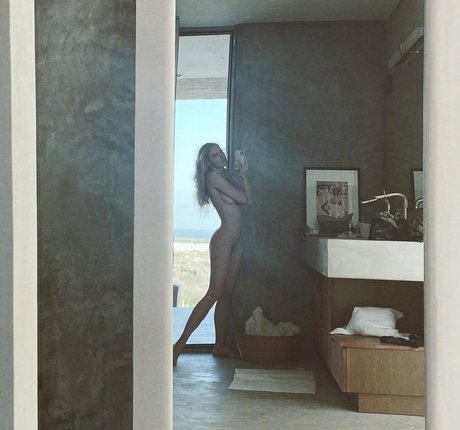 Kristy Garett art model img