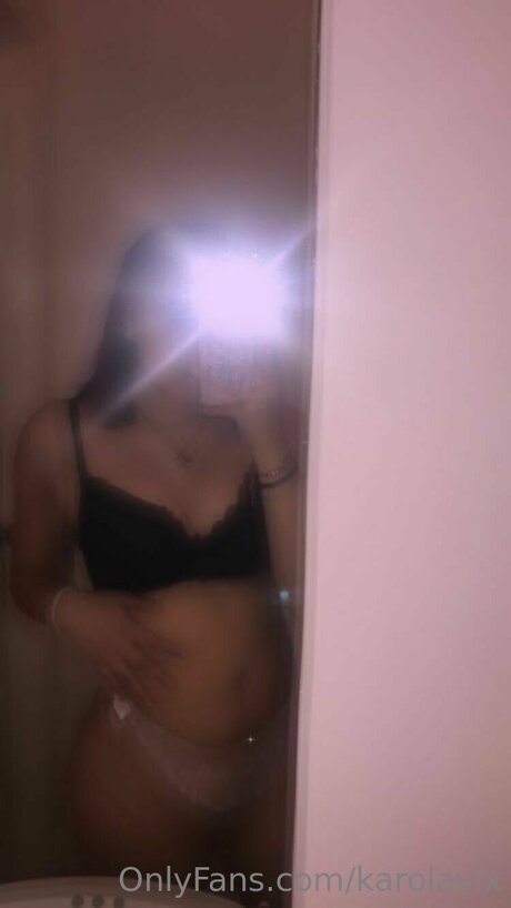 Karolavix nude model img