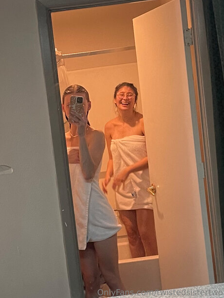 Twistedsistertwo star hd img