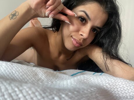 Johanna 18 nude model pic