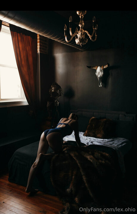 Lexi Smalls adult model img