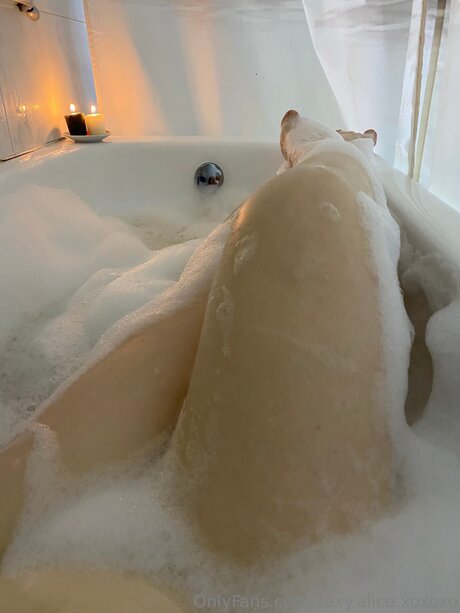 Sexy Alice Xoxoxo nude model image