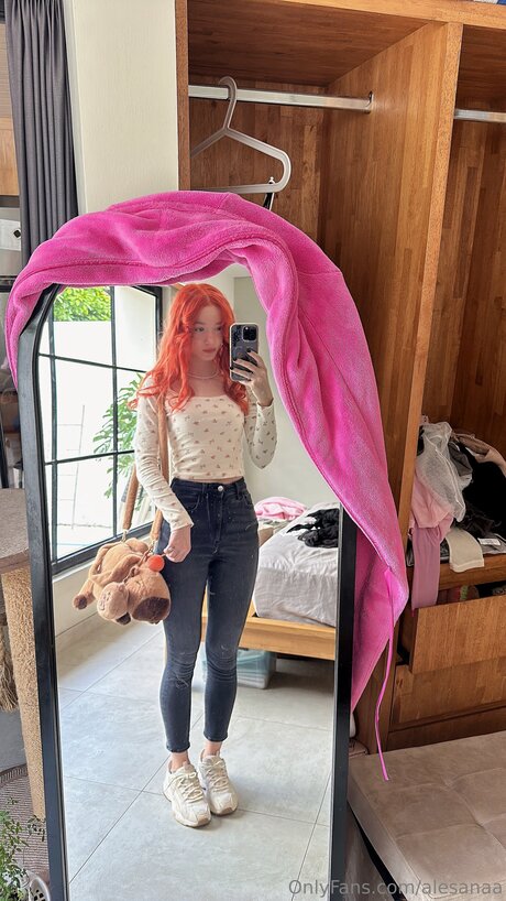 Alesanaa model top picture