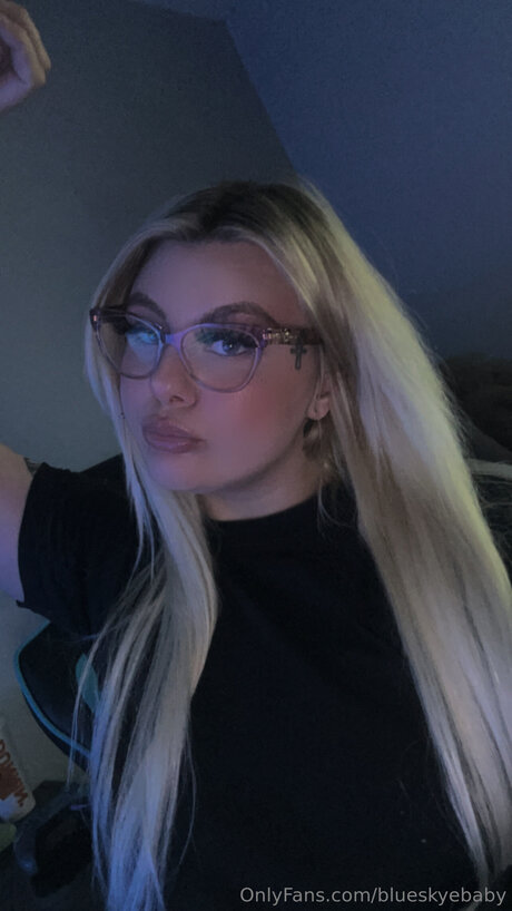 Blueskyebaby beautiful model picture