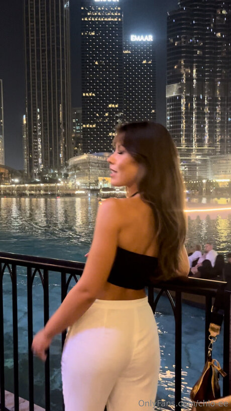 Chlo Ee model perfect images