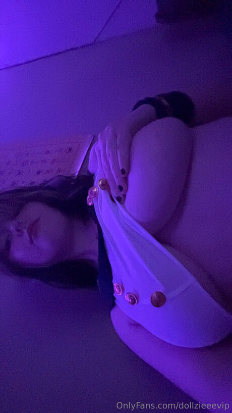Dollzieeevip sex model pic