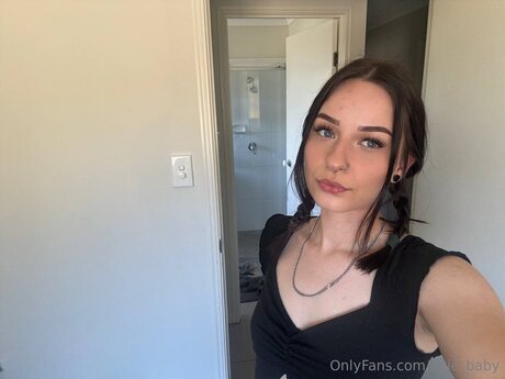 Avie Baby sexy model pics