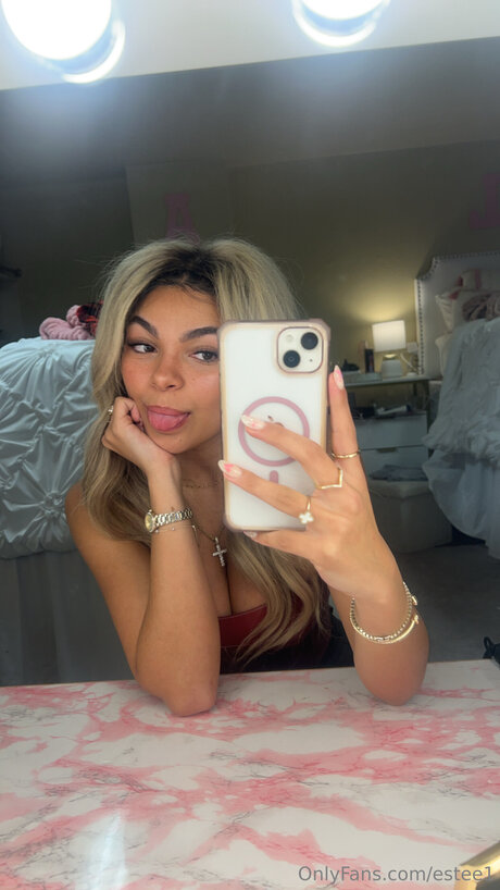 Estee1 model pretty img