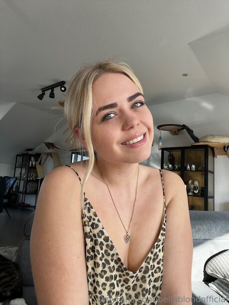 Bellablondofficial sexy actress pic