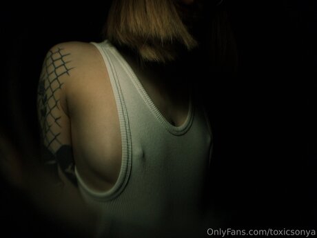 Toxicsonya pretty pornstar img
