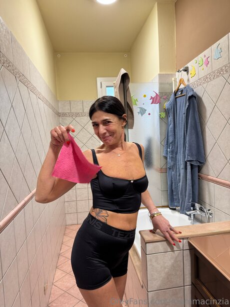 Mammacinzia naked pornstar image