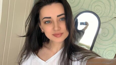 U490645427 actress image