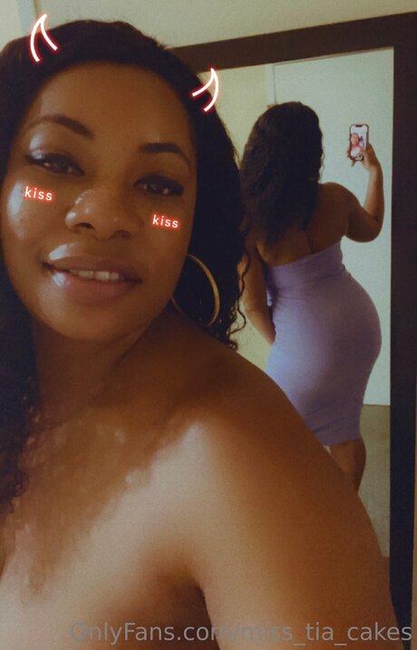 Miss Tia Cakes naked model img