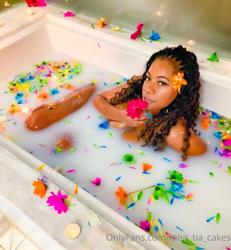 Miss Tia Cakes star sexy photo
