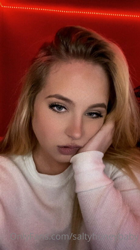 Saltyhoneybaby sex model photo