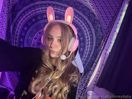 Saltyhoneybaby pornstar xxx pic