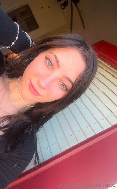 Angelh3art33 erotic model image