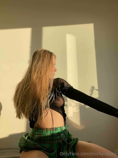 Nicole Foley top star images