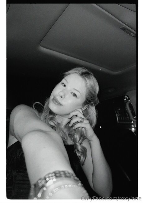 Roxylane model naked gallery