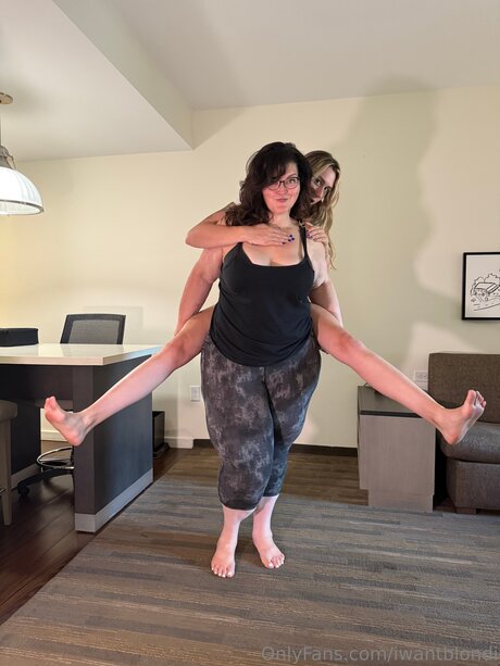 Iwantblondi porn model photo