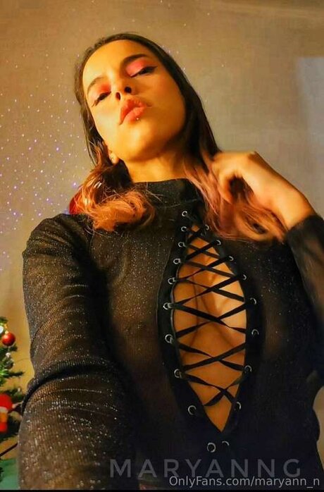 Maryann N naked star img