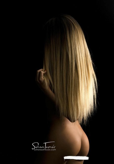 Flora Tabi model nude img