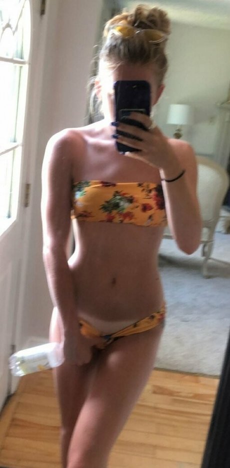 Olivia Juaire model naked photo