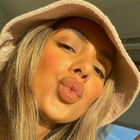 Gurneet Dosanjh sexy actress photos