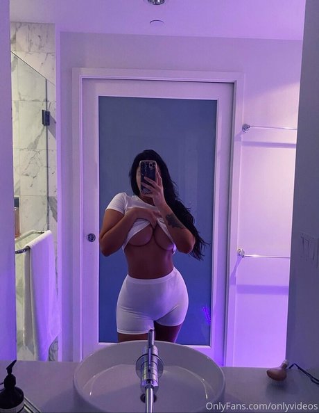 young onlyfans sexy photo