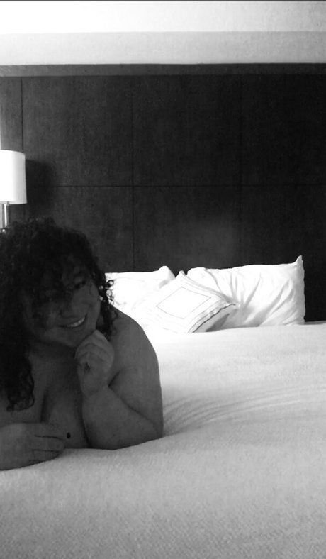 sparkledbrownsugar erotic model pic