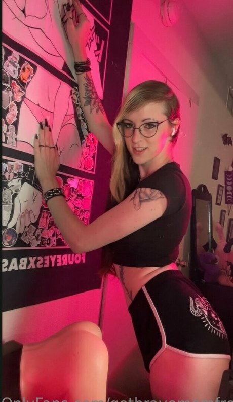 gothravemomfree nude actress photos