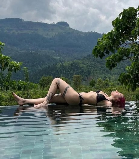 Young Leosia pornstar nude photos