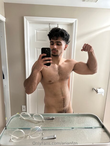 Arianfzn nude model picture