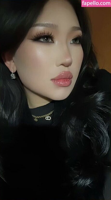 curvy shemale onlyfans free photo