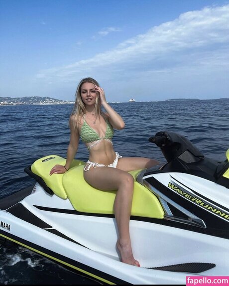 Julia Haller star art pic