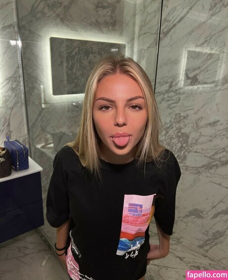 Julia Haller model perfect galleries