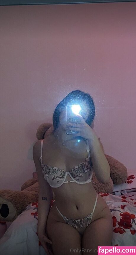 female influencer onlyfans exclusive pic