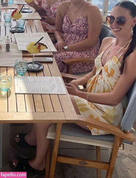 oliviarcox pornographic model image