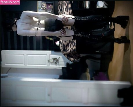 elinoiiddx model hot pics