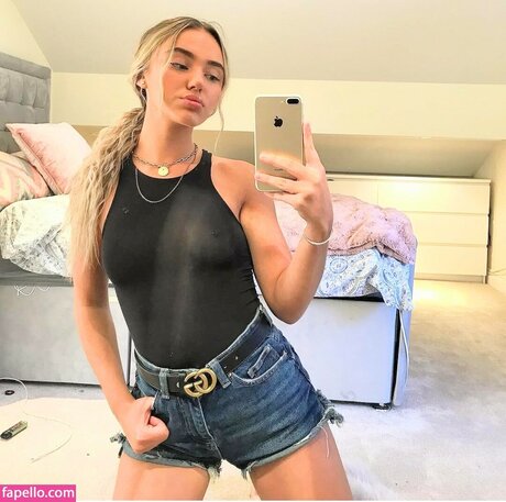 Amy Buck adult model pic