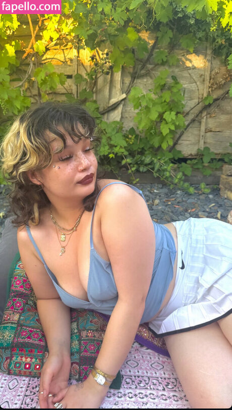 Lola Young perfect pornstar images