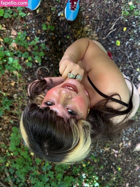 Lola Young model top photo