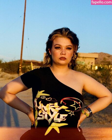 Lola Young hd actress pics