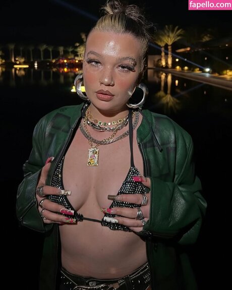 Lola Young naked model pic