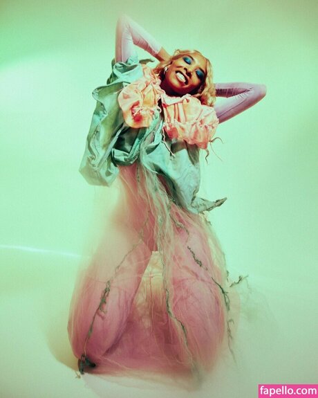 Spellling nude pornstar img