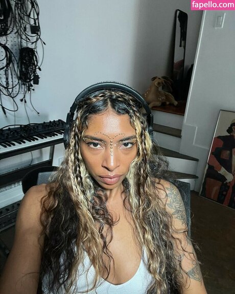 Spellling model nude photos