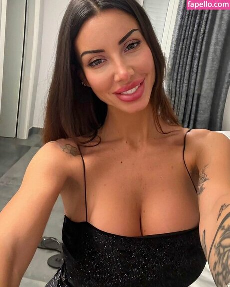 Oriana Tubiolo hot actress pic